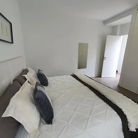 Luxury וילה אדחה